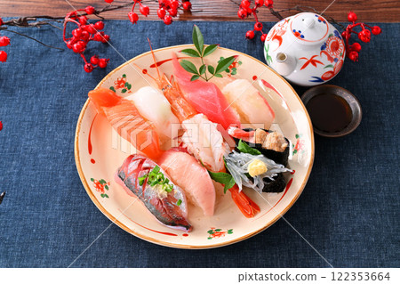 單份壽司、握壽司、竹莢魚、鮪魚、蝦子、鮭魚、銀魚軍艦等。 122353664