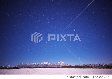 嚴冬時節，從北海道鹿追鎮火山觀測場眺望鹿別火山 122354286