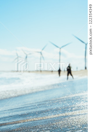 冰河濱海灘的風車與釣魚者 122354349