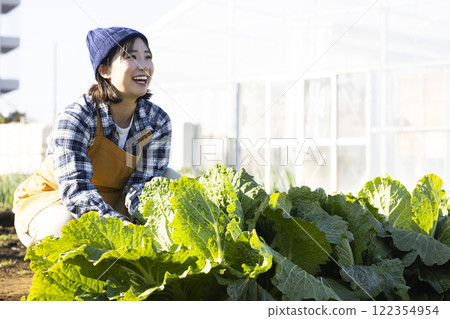 Scene of farmers working in the fields 122354954