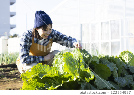 農民在田間勞動的景象 122354957