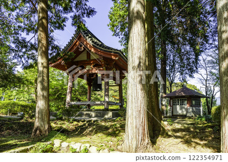 Shinzenji Temple (Shinguji Temple) Bell tower and steel tower, Tarui Town, Gifu Prefecture Shinzenji Temple (Shinguji Temple) Bell tower and steel tower, Tarui Town, Gifu Prefecture 122354971