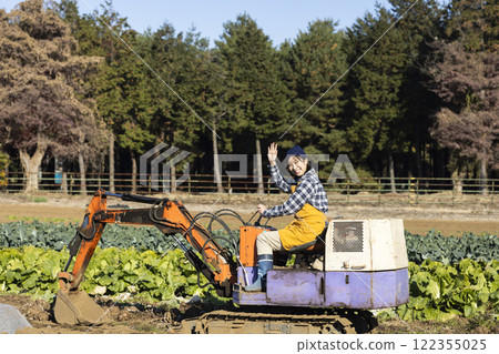 田間勞動的婦女風景 122355025