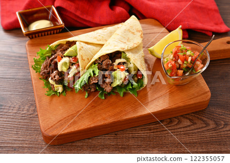 玉米餅、墨西哥玉米餅、章魚、墨西哥食物。牛肉蔬菜捲配莎莎醬和酪梨。 玉米餅、墨西哥玉米餅、章魚、墨西哥食物。牛肉蔬菜捲配莎莎醬和酪梨。 122355057