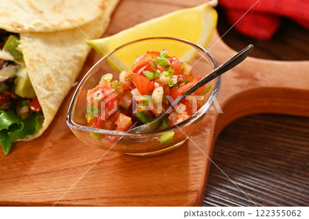 玉米餅、墨西哥玉米餅、章魚、墨西哥食物。牛肉蔬菜捲配莎莎醬和酪梨。 122355062