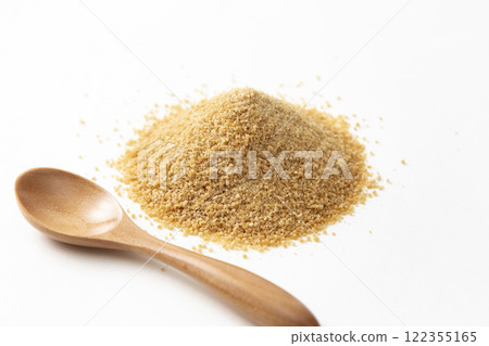 白色背景上的甜菜糖 122355165