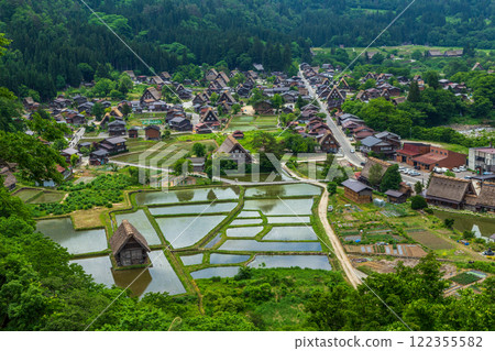 六月的世界遺產白川村(白川鄉)的田園風光 六月的世界遺產白川村(白川鄉)的田園風光 122355582