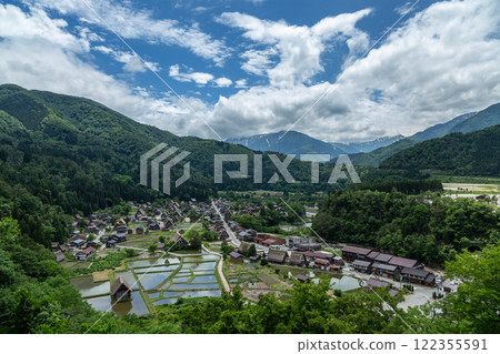 六月的世界遺產白川村(白川鄉)的田園風光 六月的世界遺產白川村(白川鄉)的田園風光 122355591