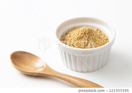 白色背景上的甜菜糖 122355595