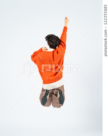休閒裝中年女子跳躍全身照 122355885