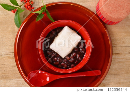 朱紅色的碗裡盛有日本甜善哉、白子、紅豆和甜點。 122356344