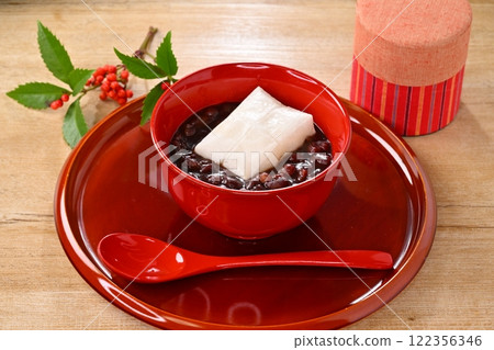 Japanese sweet zenzai, sweet red bean soup, red beans, and sweet desserts served in vermilion bowls. 122356346