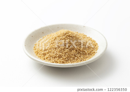 白色背景上的甜菜糖 122356350