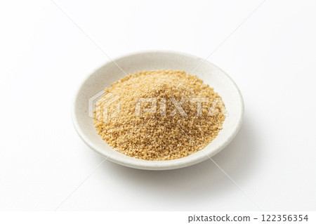 白色背景上的甜菜糖 122356354