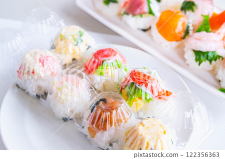 用雞蛋盒製作的簡易手鞠壽司 122356363