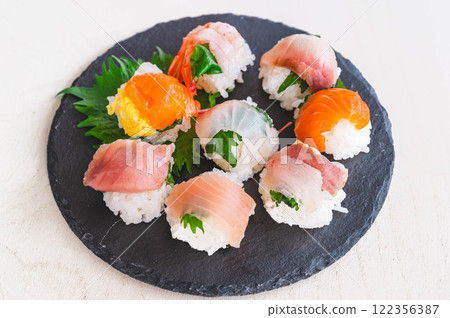 Temari sushi 122356387