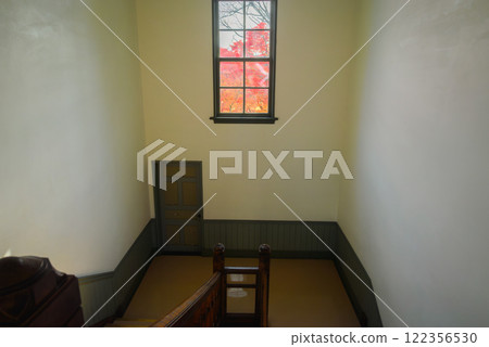 The landing of the stairs and autumn leaves seen from the window [Agatanomori Cultural Center] 122356530