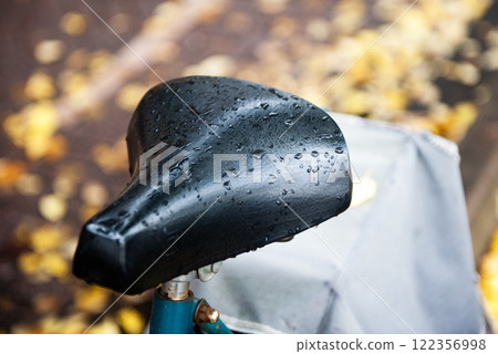 The seat of a bicycle 122356998