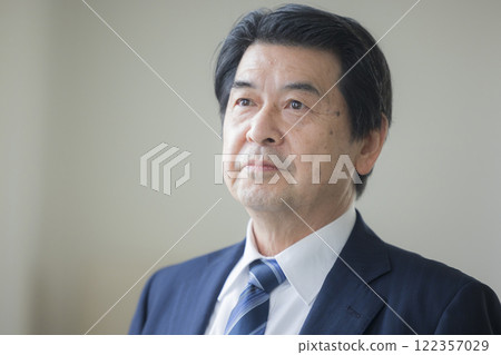 一個嚴肅的看的商人 一個嚴肅的看的商人 122357029