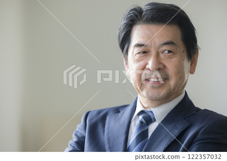一個嚴肅的看的商人 一個嚴肅的看的商人 122357032