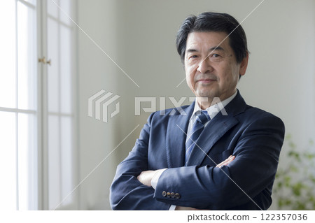 一個嚴肅的看的商人 122357036