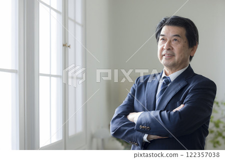 一個嚴肅的看的商人 122357038