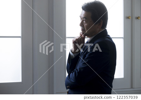 一個嚴肅的看的商人 122357039