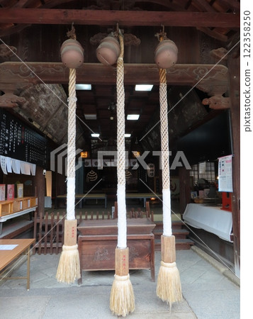 高砂神社,兵庫縣高砂市,以相生松樹而聞名,是能劇和能樂歌曲的高砂舞台之一,禮拜堂,懸掛著鐘弦 高砂神社,兵庫縣高砂市,以相生松樹而聞名,是能劇和能樂歌曲的高砂舞台之一,禮拜堂,懸掛著鐘弦 122358250