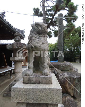 高砂神社，兵庫縣高砂市，以相生鬆而聞名，這是高砂能樂和能樂歌曲的背景之一，還有守護犬 122358251