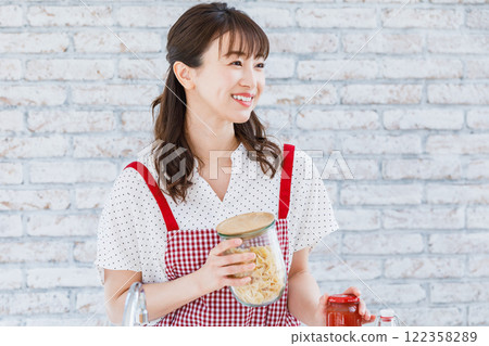 Young woman cooking pasta dishes in the kitchen Young woman cooking pasta dishes in the kitchen 122358289