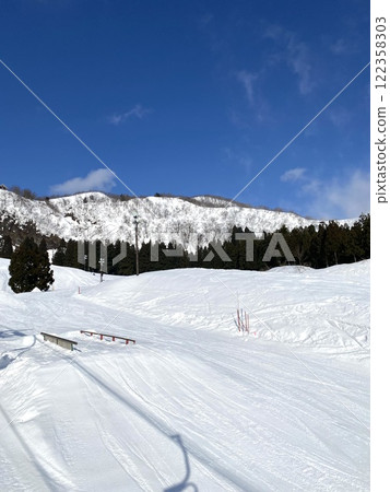 陽光明媚的滑雪場 122358303