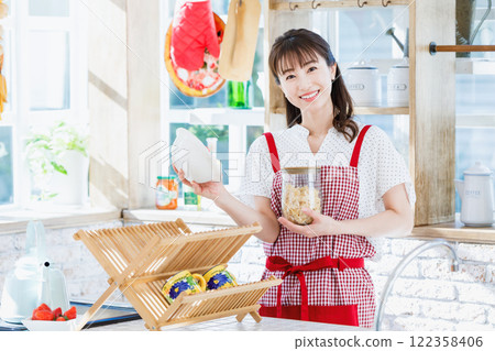 煮麵食在廚房裡的年輕女子 122358406