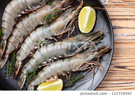 Raw big tiger ( king ) shrimps photography . Top view 122358492