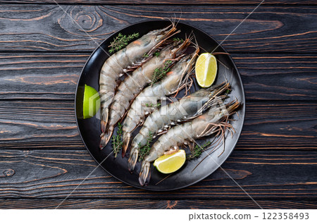 Raw big tiger ( king ) shrimps photography . Top view 122358493