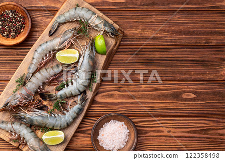 Raw big tiger ( king ) shrimps photography . Top view 122358498