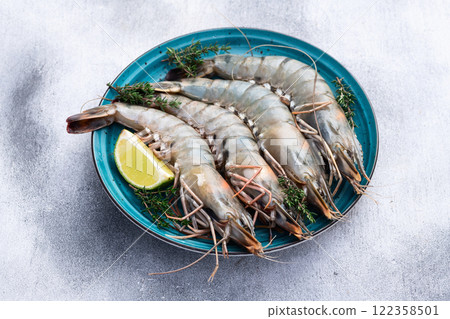 Raw big tiger ( king ) shrimps photography . Top view 122358501