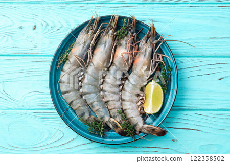 Raw big tiger ( king ) shrimps photography . Top view Raw big tiger ( king ) shrimps photography . Top view 122358502