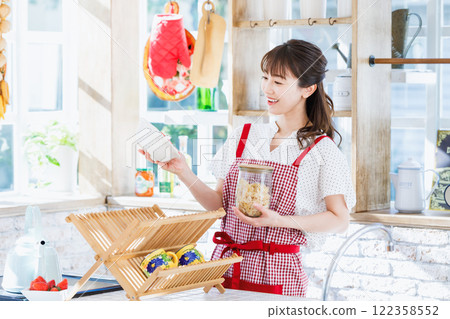 煮麵食在廚房裡的年輕女子 122358552