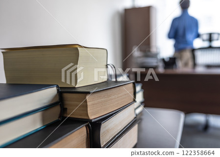 A large number of technical books A large number of technical books 122358664