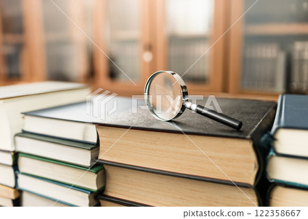 放大鏡和厚書 122358667