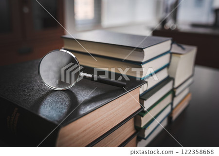 放大鏡和厚書 122358668