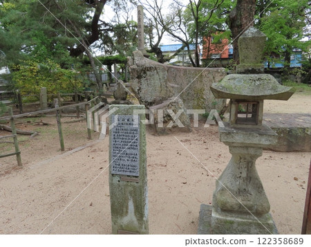 高砂神社,位於兵庫縣高砂市,以相生鬆聞名,也是高砂的能樂和能樂舞台之一。 高砂神社,位於兵庫縣高砂市,以相生鬆聞名,也是高砂的能樂和能樂舞台之一。 122358689
