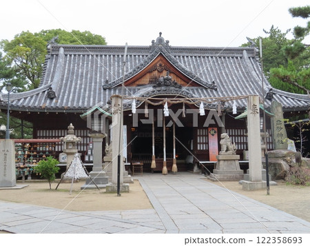 高砂神社,位於兵庫縣高砂市,以相生鬆聞名,也是高砂的能樂和能樂舞台之一。 高砂神社,位於兵庫縣高砂市,以相生鬆聞名,也是高砂的能樂和能樂舞台之一。 122358693