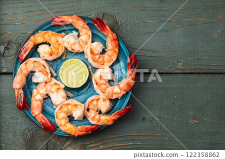 Grilled Tiger shrimps with lime photography . Top view 122358862