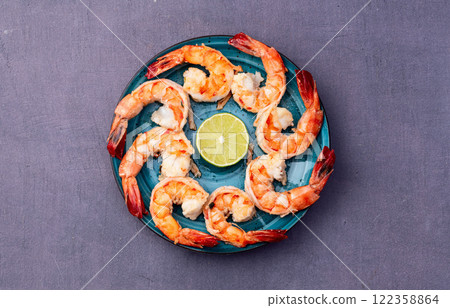 Grilled Tiger shrimps with lime photography . Top view 122358864