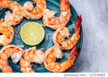 Grilled Tiger shrimps with lime photography . Top view 122358865