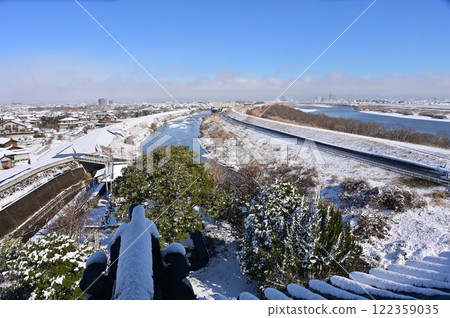 日又一屋城(岐阜市方向) 晴天的雪景 日又一屋城(岐阜市方向) 晴天的雪景 122359035