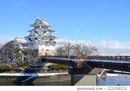 太鼓流塞橋與日又一屋城(岐阜縣大垣市) 晴天的雪景 太鼓流塞橋與日又一屋城(岐阜縣大垣市) 晴天的雪景 122359113