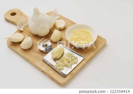 Image of grated garlic 122359414