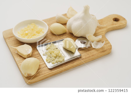 Image of grated garlic 122359415